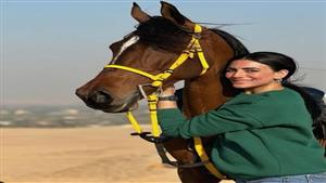 بصحبة "خيل".. أحدث جلسة تصوير لـ ولاء الشريف والجمهور يعلق (صور)