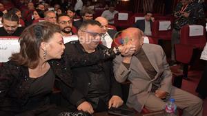 لطفي لبيب يقبل يد أنوشكا في ختام مهرجان المركز الكاثوليكي للسينما