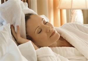 ما مخاطر النوم بشعر مبلل؟