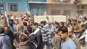 أهالي "الرياينة" في سوهاج يودعون اثنين من شبابها ضحايا لقمة العيش - صور 