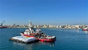 الزوارق تنقل المساعدات من على متن السفينة الإسبانية أوبن آرمز إلى داخل غزة