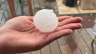  حبات برد بحجم الكرة تحطم زجاج السيارات في أربيل بالعراق (فيديو)