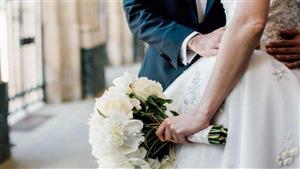 سلي صيامك.. عريس يفاجئ عروسه بشيء غير متوقع في حفل زفافهما