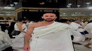 "استغلال للتوقف".. عمر كمال عبدالواحد يؤدي مناسك العمرة (صور)