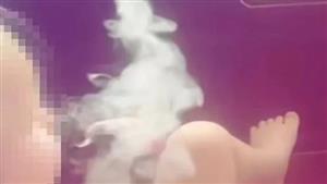 موجة غضب بسبب تدخين رضيع سيجارة إلكترونية (فيديو)