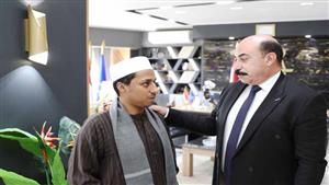 محافظ أسوان يُكرم الشاب عبد الرحيم الأول على العالم في حفظ القرآن الكريم