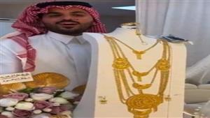 سعودي يهدي زوجته طقم ذهبي كامل وسيارة لهذا السبب 