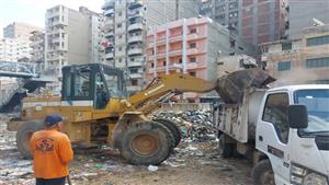 لليوم الثالث.. رفع أكوام من القمامة بمسار مشروع مترو الإسكندرية- صور