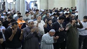 لا رب لنا سواك.. مشاهد تخطف القلب في أولى الليالي الوترية بالأزهر(صور)