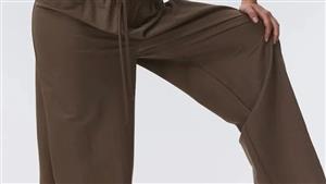 الربيع في رمضان.. بنطال القماش البني نجم موضة 2024