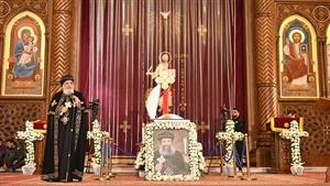 البابا تواضروس يصلي تجنيز نيافة الأنبا بيسنتي أسقف حلوان والمعصرة بالكاتدرائية 