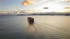  البترول: السيطرة على حريق بمركب حاويات قرب منصة بترولية 