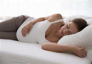 للحوامل- النوم بهذه الوضعية يضاعف خطر الإجهاض