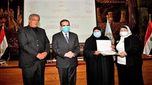 بعد تكريمها من قرينة الرئيس.. محافظ الغربية يهنئ سيدة الخير زينب هواش