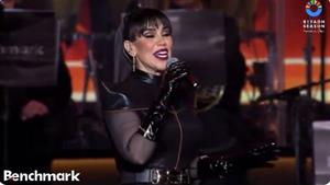 الجمهور يتفاعل مع تقديم مي فاروق للأغاني بتوزيعها القديم بختام "موسم الرياض" 