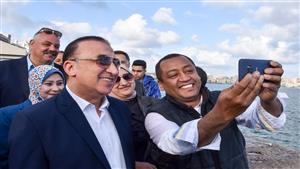 المحافظ يمازح الأطفال ويهنئ المواطنين بالعيد في الإسكندرية (صور) 