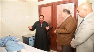 بالصور.. محافظ أسيوط يوزع هدايا العيد على المرضى بالمستشفيات