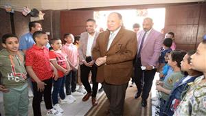 بالصور.. محافظ أسيوط يوزع الهدايا والعيديات على الأطفال 