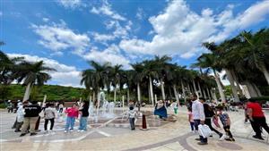 28 صورة من احتفالات المواطنين بعيد الفطر بحديقة الأزهر