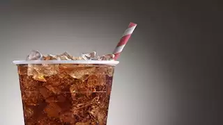 هذا ما يحدث للكبد عند تناول المشروبات الغازية؟.. صادمة كارثية 