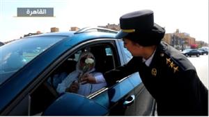 بـ الورود والهدايا.. رجال الشرطة يشاركون المواطنين الاحتفال بعيد الفطر