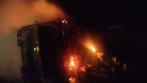 قفز منها السائق.. تفحم سيارة نقل أعلى هضبة النقب في الوادي الجديد-(صور)