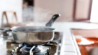بعد عودته على "تيك توك".. استشاري يكشف سر انتشار تريند الماء المغلي