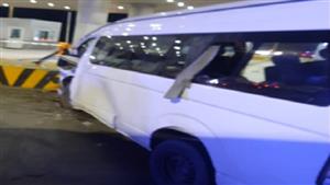 سيارة ميكروباص تقتحم كارتة الكريمات