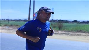 يصل الأحد.. حكاية سائح يسافر من جنوب إفريقيا إلى القاهرة سيرا على الأقدام- صور