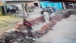 رجل يسحق شقيقه بجرار والسبب صادم ولن تتوقعه