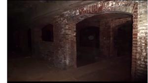 ثقب في الأرضية يقود شابين للعثور على سرداب سحري.. ما علاقته بمصاصي الدماء؟ (فيديو)