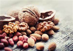 هل يفضل نقع المكسرات في الماء قبل تناولها؟