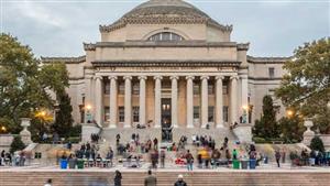 فيديو| طلاب يتظاهرون أمام منزل رئيسة جامعة كولومبيا