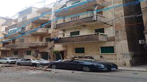 تحطم سيارتين إثر انهيار شرفة عقار في الإسكندرية - صور
