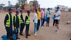 بمشاركة مصريين أجانب.. حملة نظافة لشاطئ بمدينة دهب– صور 