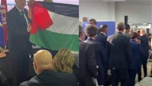 لحظة طرد السفير الإيطالي بتونس من معرض للكتاب (فيديو)