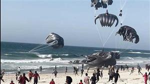 حلوى منتهية الصلاحية.. فلسطيني يوثق مساعدات أمريكية ألقيت على شمال غزة (فيديو)