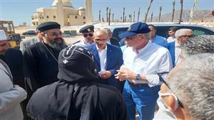محافظ جنوب سيناء يتفقد تطوير شبكة طرق نويبع وأعمال إنشاءات كنيسة كلارايسون