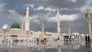 بالفيديو| أمطار الخير تتساقط بغزارة على المسجد النبوي