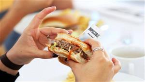 العلم يكشف سر إقدام النساء الوحيدات على تناول الطعام بشراهة