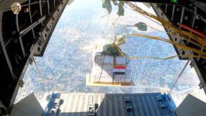 مصر والإمارات تسقطان أطنانًا من المساعدات الإنسانية جوًا على شمال قطاع غزة