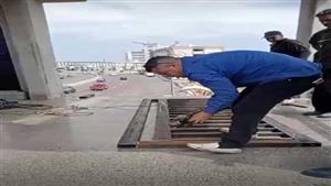 خطر يهدد المارة بمحور المحمودية في الإسكندرية.. وتوجيه عاجل من المحافظ- فيديو وصور