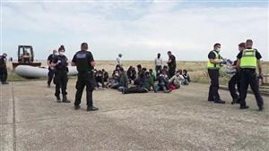 بريطانيا تبدأ احتجاز المهاجرين استعدادًا لترحيلهم إلى رواندا