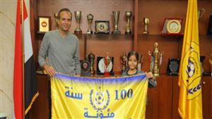 "بعد اللافتة الإنسانية".. الإسماعيلي يكرم الطفلة مايا ووالدها