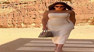 درة تنشر إطلالة أنيقة لها من أمام حمام السباحة.. والجمهور يعلق (صور)