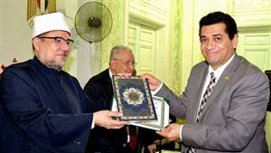 "الأوقاف" تكرم عضوا بـ الأعلى للشئون الإسلامية" لمشاركته بالأنشطة الرمضانية بالمساجد
