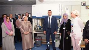 انتصار السيسي وحرم سلطان عمان تزوران مستشفى 57357 -(صور)