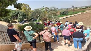 بالصور.. وفد سياحي يزور مناطق أثرية بالمنيا