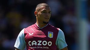 لاعب أستون فيلا يهدر فرصة إحراز الهدف الثاني في مرمى ليفربول بطريقة طريفة (فيديو)