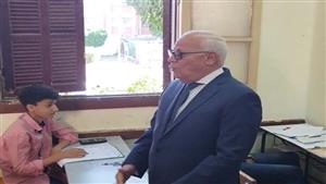 محافظ بورسعيد للطلاب: "بتأخذوا دروس خصوصية علشان تنزلوا الشارع" - صور